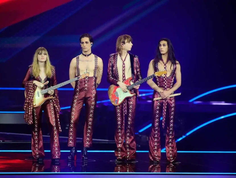 I Maneskin in piedi a figura intera all'eurovision