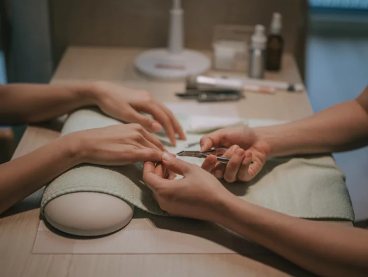 Preparati all'autunno con la french manicure dalle punte scure