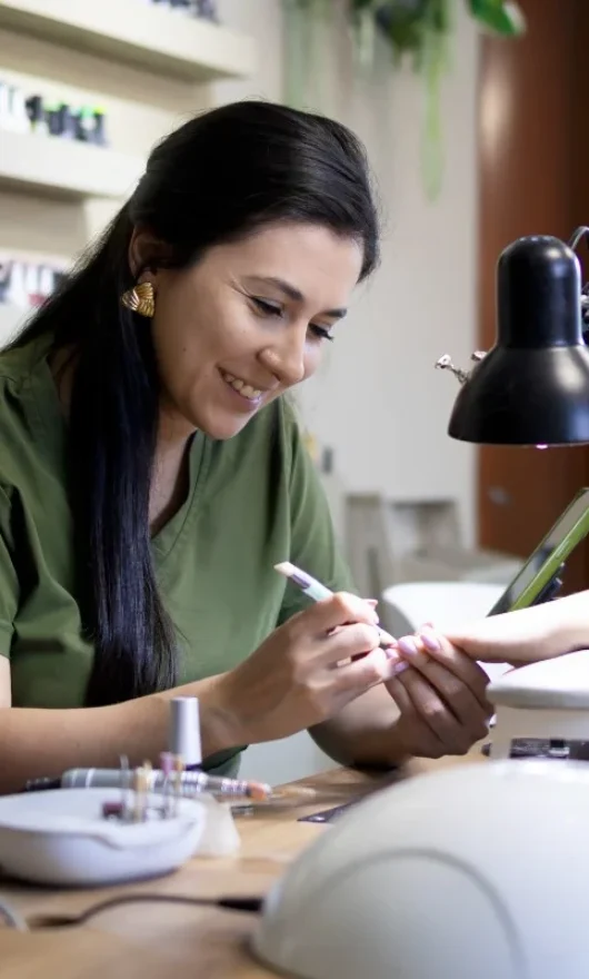 La manicure inaspettata che esalta ogni forma di unghie