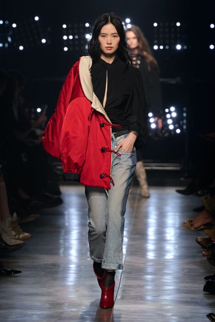 Modella in look casual e stivaletti rossi
