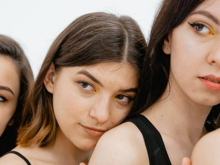 Sorellanza, sì. Ma attenta al conformismo