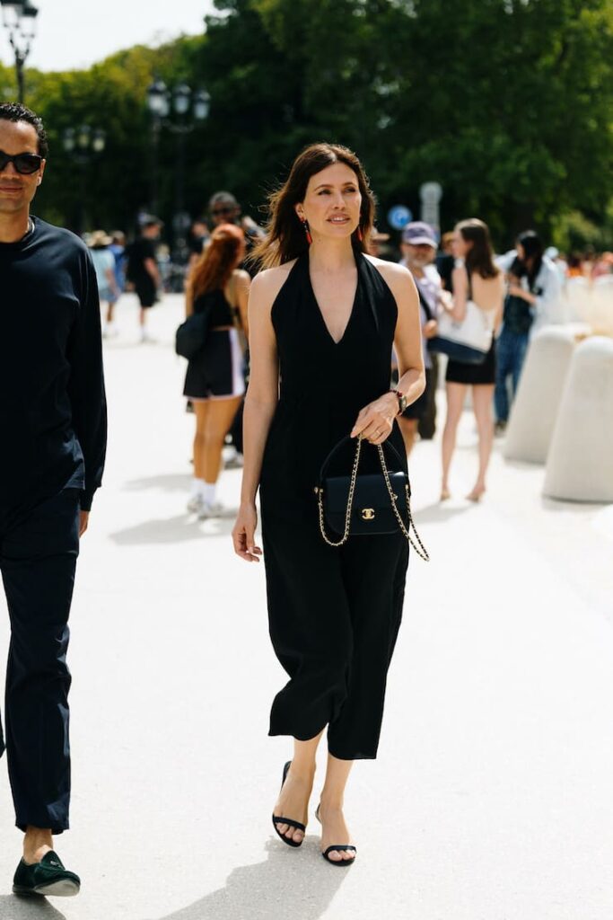 Ragazza con tubino nero