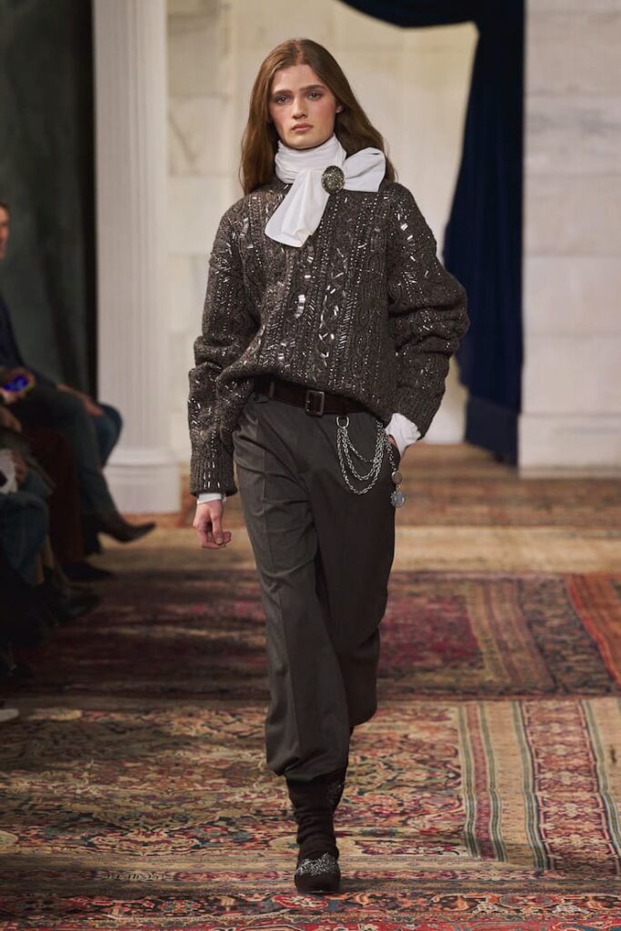 Look romance goth alla sfilata di Ralph Lauren