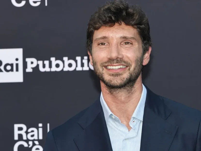 Stefano De Martino con camicia celeste e giacca blu