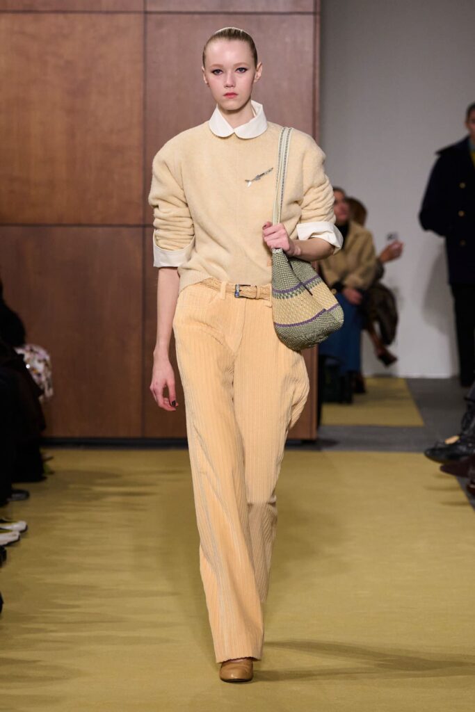 Look minimalista alla sfilata di Tory Burch