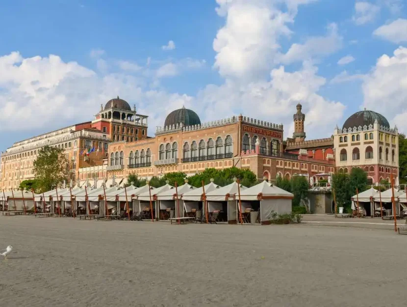 L'Hotel Excelsior, palazzo storico sul mare che ospita star del cinema durante la Mostra Internazionale d'Arte Cinematografica di Venezia