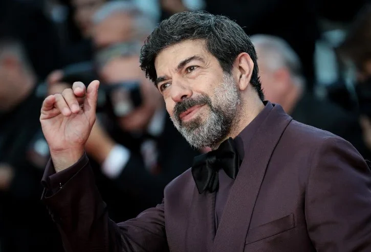 pierfrancesco favino saluta il pubblico