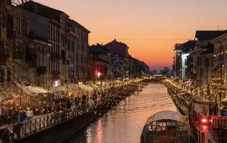 i navigli a milano all'imbrunire