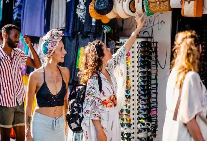 turiste in un mercato