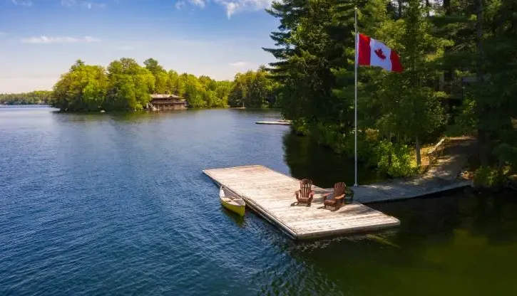 scorcio di un lago canadese, con molo e barca