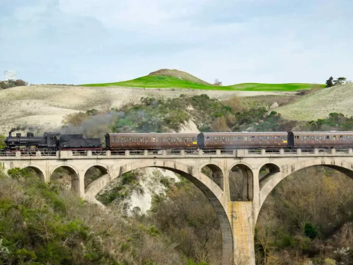 In viaggio tra Piemonte e Lombardia a bordo di un treno storico