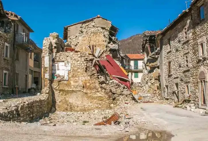 una casa crollata ad Amatrice a causa del sisma