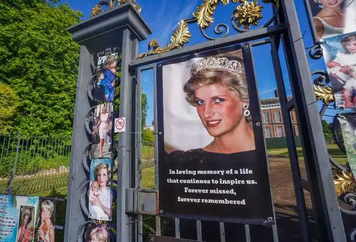 l'immagine di lady D sui cancelli di Kensington palace