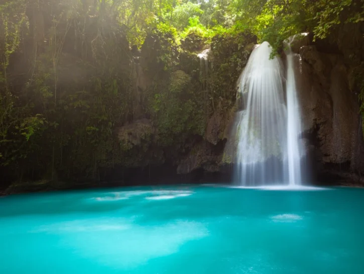 Dalle Filippine all'Islanda: le 15 piscine naturali più spettacolari del mondo