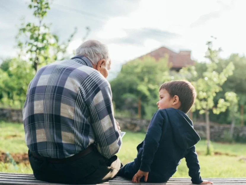 Nonno e nipote all'aperto