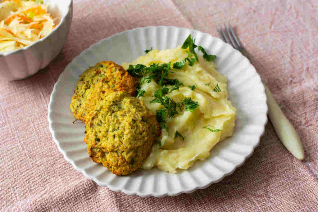 polpette di verdure e purea di patate in piatto