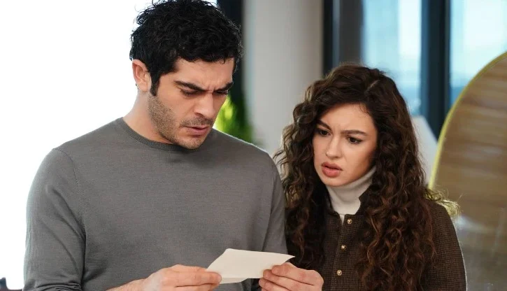 gli attori turchi Burak Deniz e Su Burcu Yazgı Coşkun