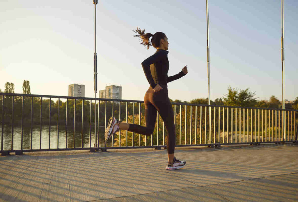 donna che corre all'aperto