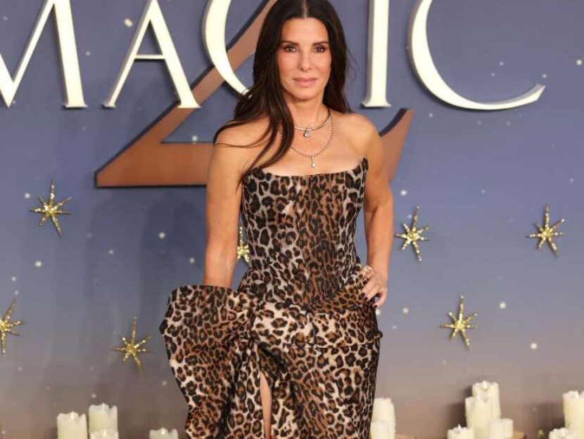 sandra bullock in posa di fronte al cartellone di Amori e incantesimi 2