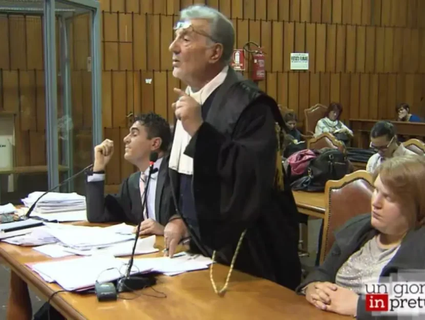 Un avvocato ripreso in aula durante il processo seguito per la puntata “Un bambino senza nome” di Un giorno in pretura