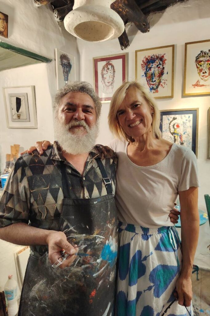 Andreas Kalatzis nella sua galleria a Chora