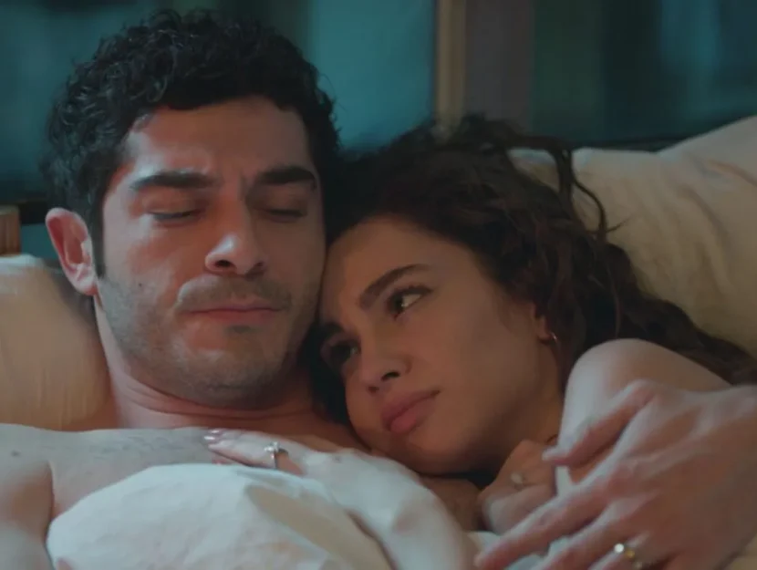 Mahir e Canfeza abbracciati a letto