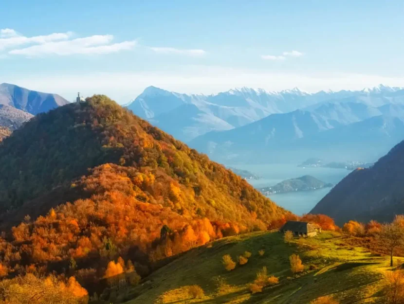 Un paesaggio collinare con il foliage