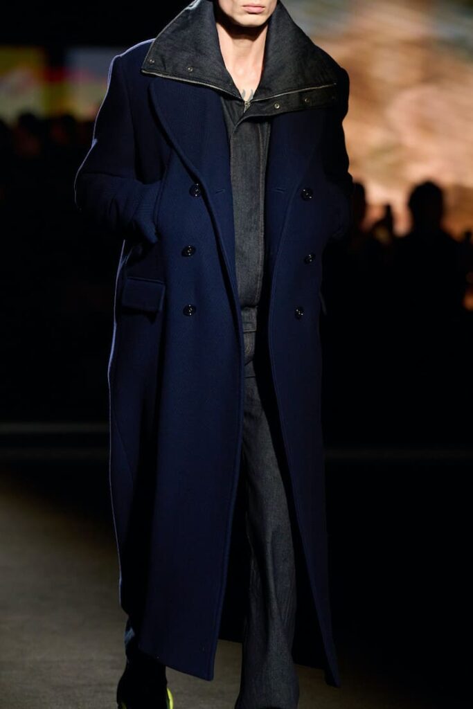 Cappotto blu navy in sfilata da Balenciaga
