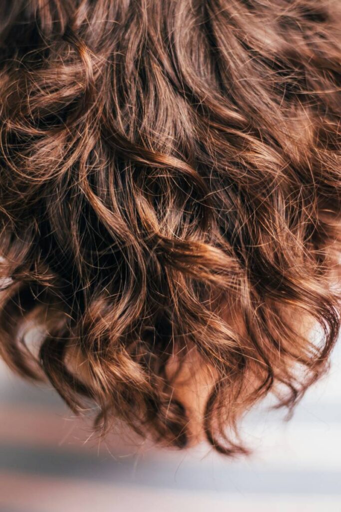 capelli castani mossi