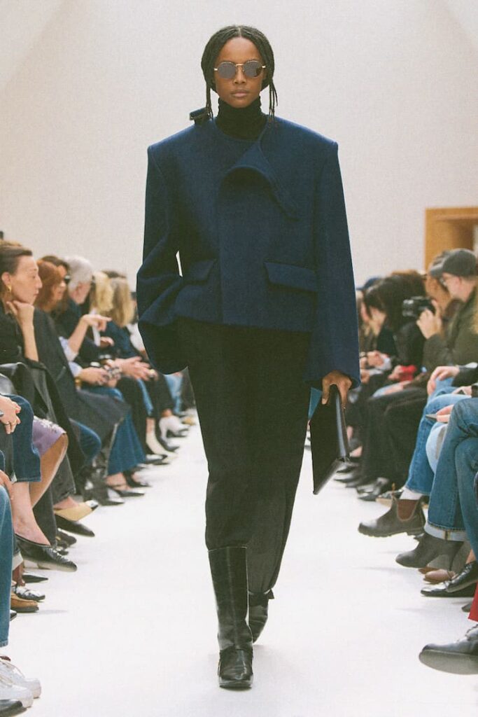 Modella con giacca blu navy