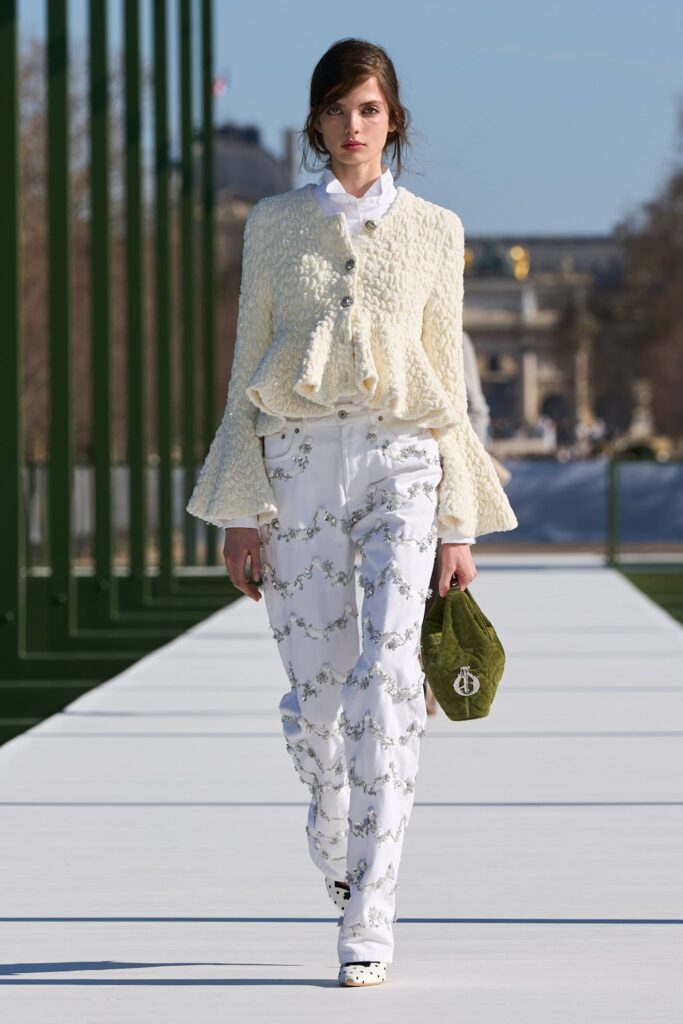 Modella in passerella per Dior