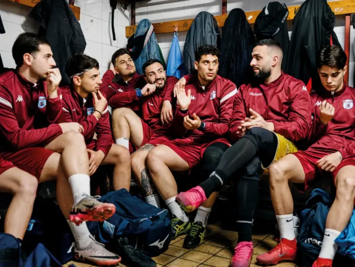 Film e serie tv ci mostrano uomini nuovi. Ma a cena chi è che serve in tavola?