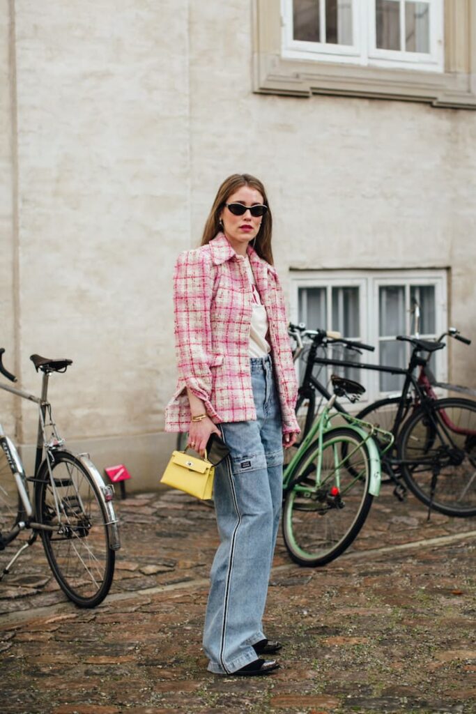 Ragazza cin blazer bouclé e jeans