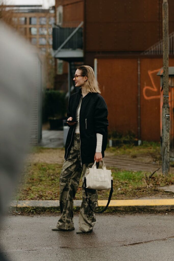 Ragazza con bomber e pantaloni camo