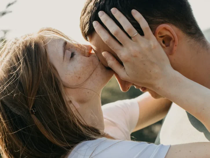 Dietro il solomaxxing: perché la Gen Z ha paura di impegnarsi?