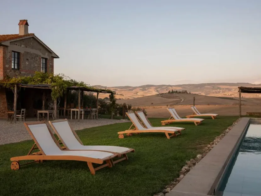 Lettini a bordo piscina in un agriturismo