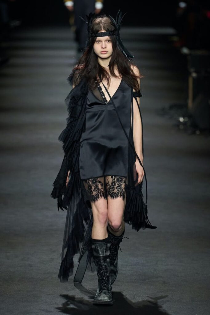 Modella con un look Ann Demeulemeester autunno-inverno