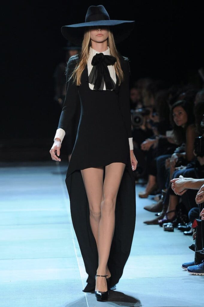Modella con un look Saint Laurent 2013