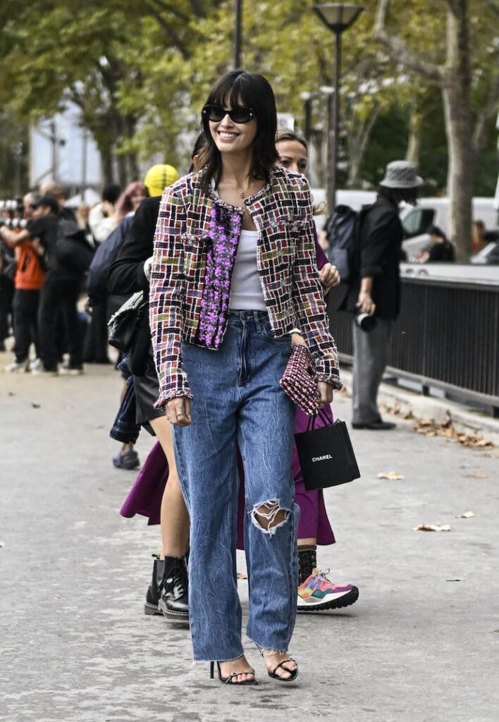Ragazza con la giacca Chanel e il jeans
