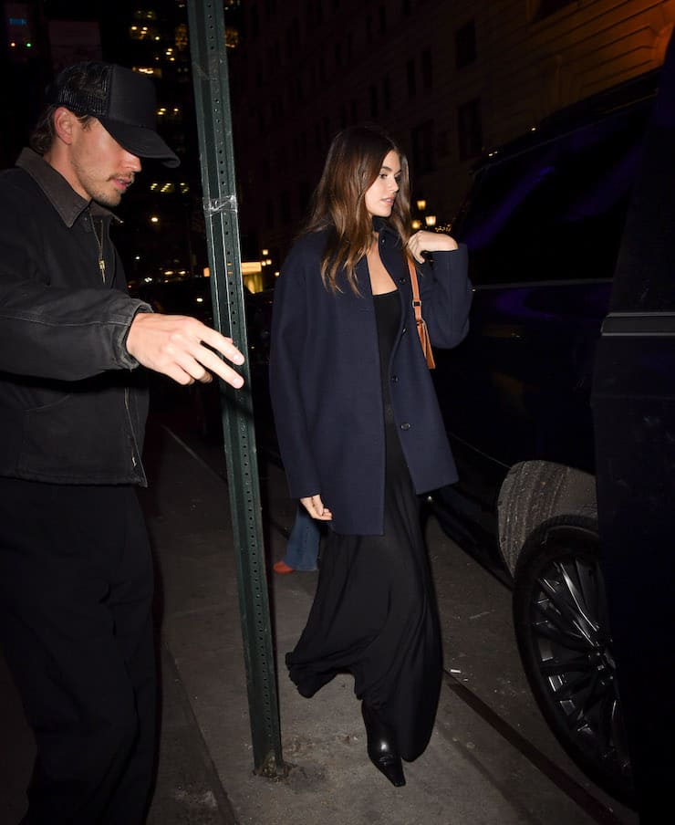 Kaia Gerber con cappotto blu navy