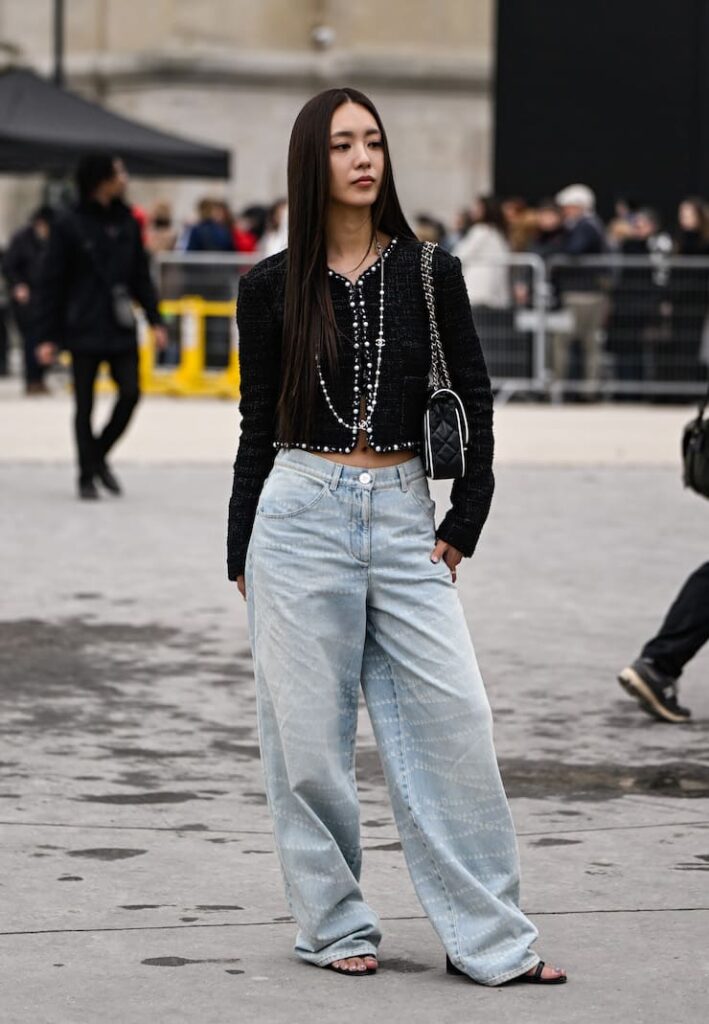 Ragazza con giacca Chanel e jeans baggy
