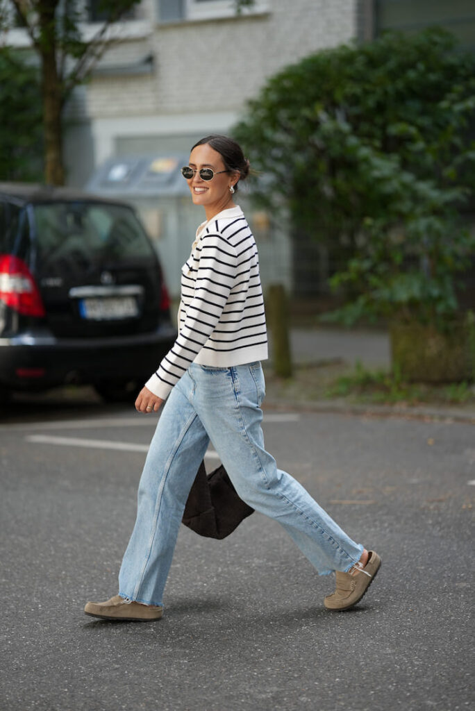 Ragazza con cardigan a righe e jeans