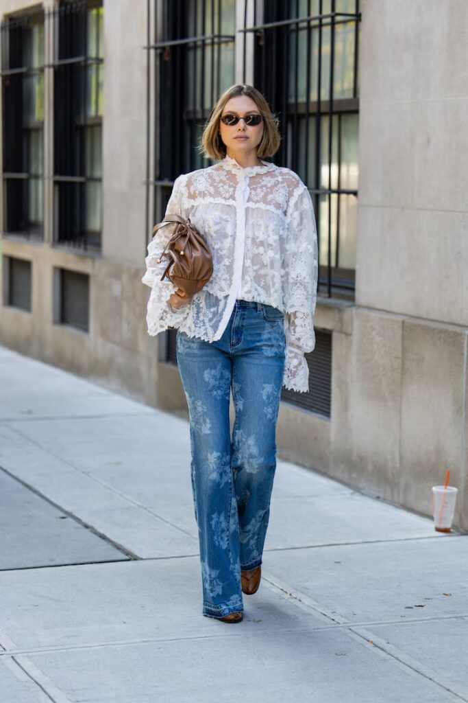 Ragazza con camicetta boho e jeans stampati