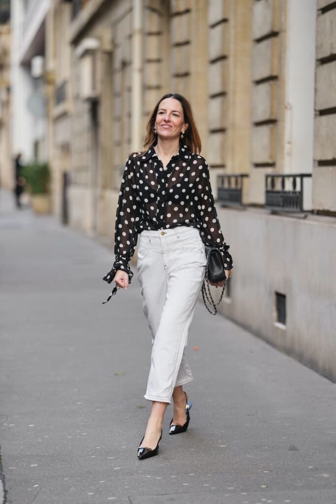 Ragazza con camicia a pois e jeans