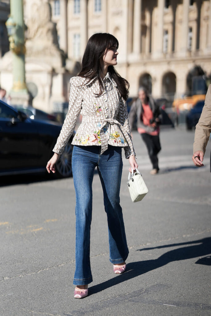 Ragazza con giacca sciancrata Dior e jeans