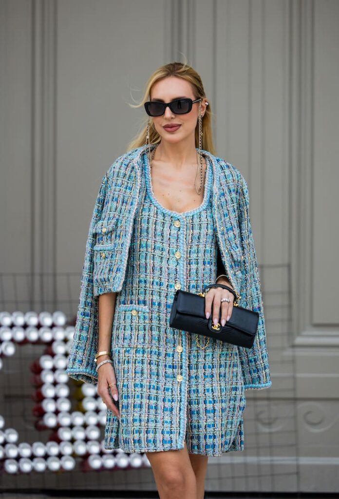 Ragazza con la giacca Chanel e abito en pendant