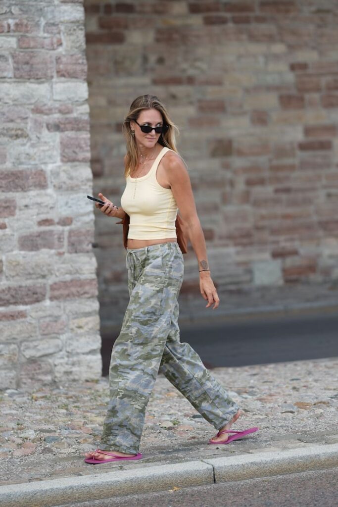 Ragazza con pantaloni mimetici e canotta