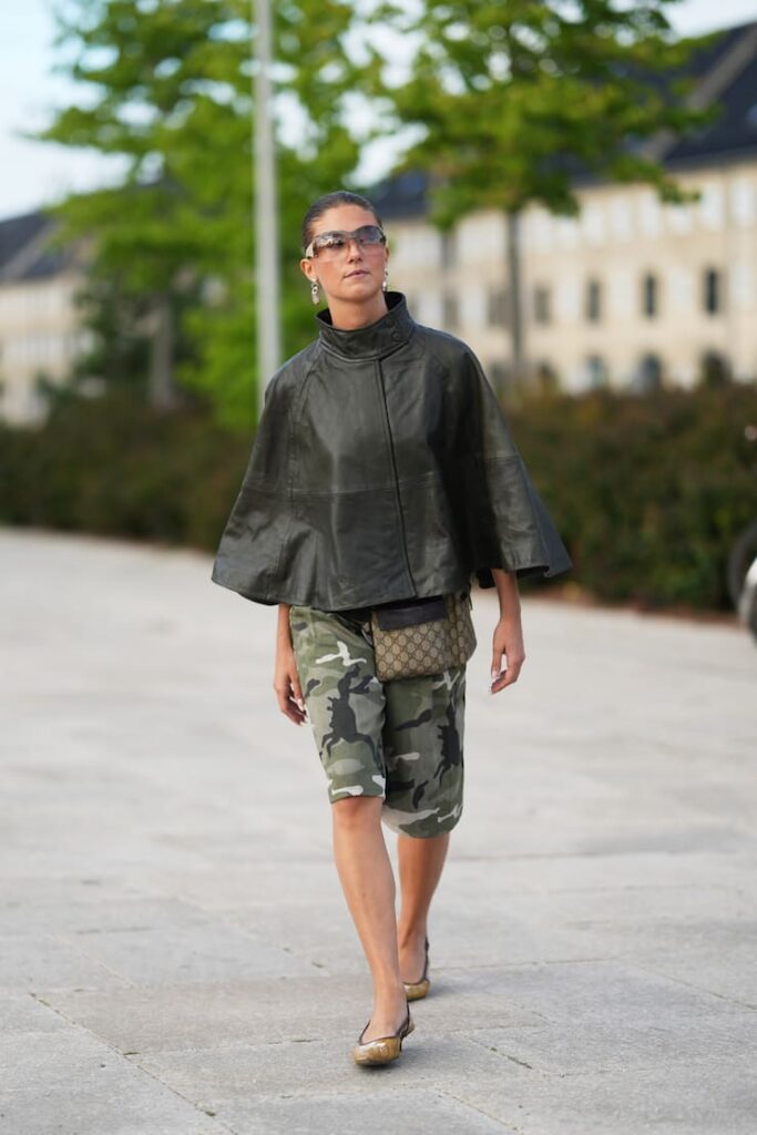 Ragazza con bermuda camouflage
