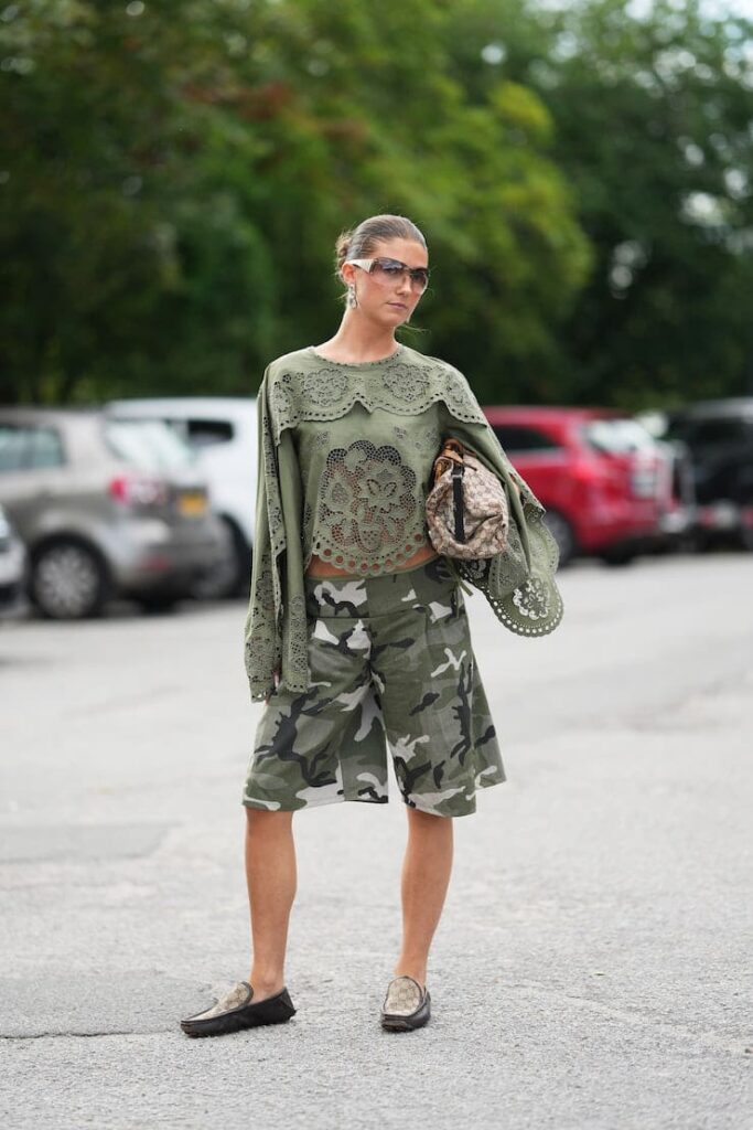 Ragazza con bermuda camouflage