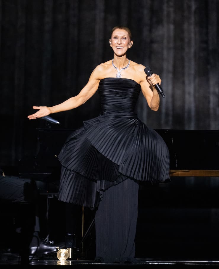 Céline Dion con look Alaïa con trench